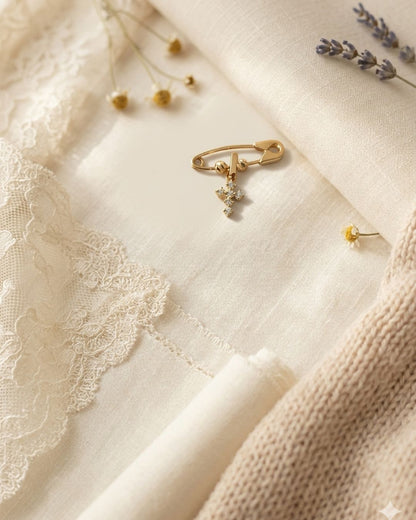 Nodriza y dije de cruz con diamantes oro 18K