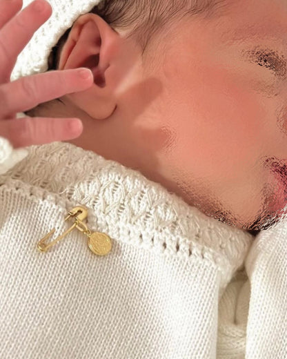 BROCHE Y SAN BENITO EN ORO DE 18K CON PIEDRAS.