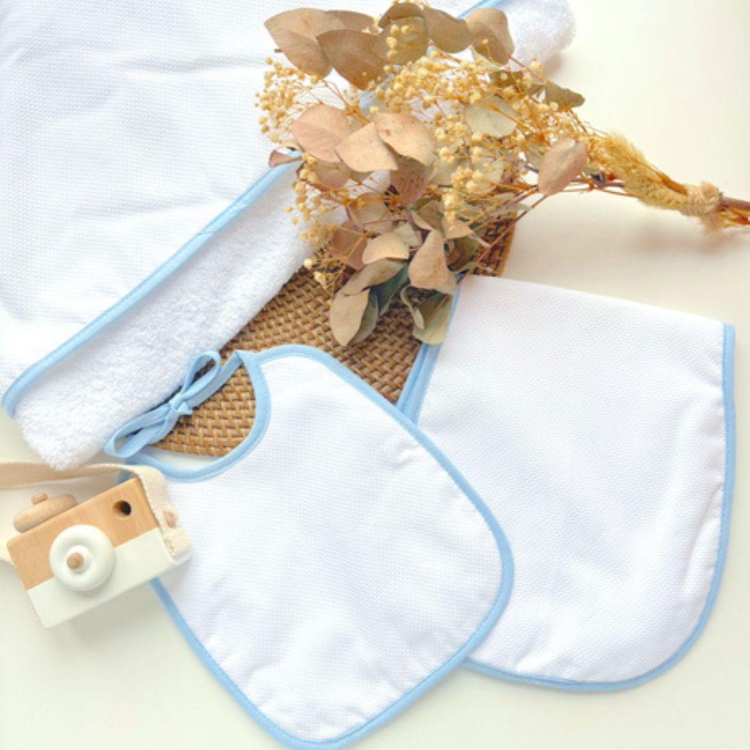 SET DE TOALLA Y CARGADORES BLANCO AZUL